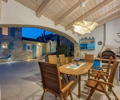 Autentica villa in pietra con piscina in vendita in Istria in Croazia