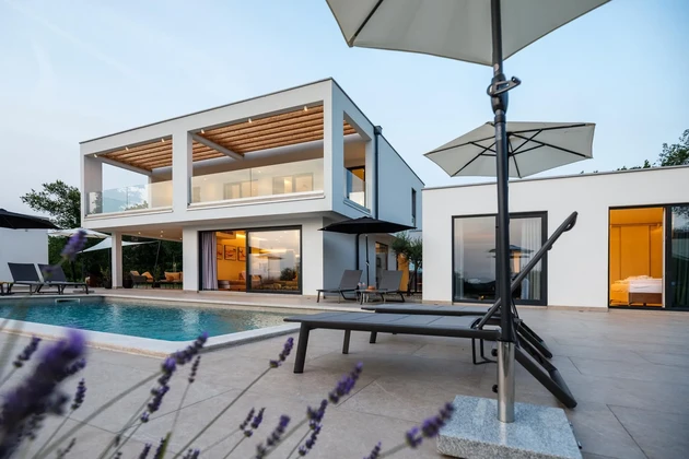 Labin, Santalezi - Luksuzna vila s wellnessom, grijanim bazenom, teretanom - mirna lokacija