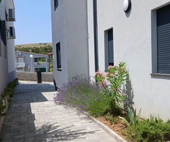 Vir, apartamento de tres habitaciones en planta baja con jardín en una ubicación excelente