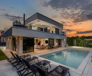 Villa di lusso con piscina riscaldata a Lovrečica, Umag: Vita serena sull'Adriatico