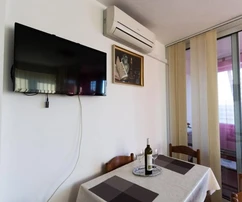 Casa con apartamentos y un ático en venta en Kukljica, Croacia