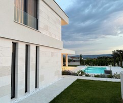 Moderní luxusní vila s bazénem a krásně upravenou zahradou - plně zařízená, jen 300 m od moře