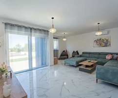 LUXURIÖSE VILLA MIT SCHWIMMBAD UND GARTEN IN RUHIGER LAGE!