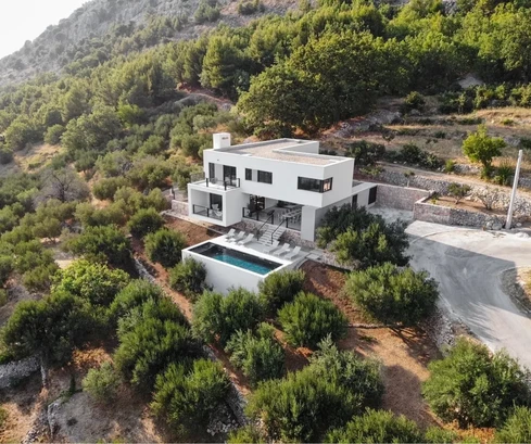 Dugi Rat, Jesenice, önálló ház úszómedencével és építési telekkel