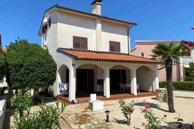Vir - Encantadora casa con gran jardín y garaje en una ubicación excepcional