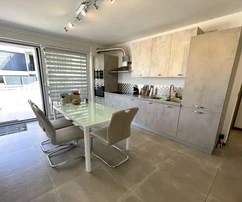 APARTAMENTO MODERNO CON PISCINA Y VISTAS AL MAR, EN UNA UBICACIÓN ATRACTIVA!