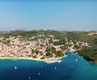 Großzügiges Baugrundstück in attraktiver Lage nahe dem Meer bei Primošten steht zum Verkauf