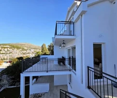 Seget Vranjica, casa indipendente 370 m2, prima fila sul mare