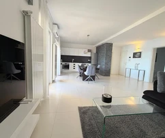 Crikvenica, dům se čtyřmi apartmány, bazénem, zavedeným turistickým pronájmem s výhledem na moře