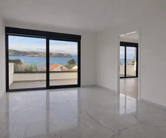 Zadar, Rtina, appartement de trois pièces dans un immeuble neuf, à 100 m de la mer, vue, piscine