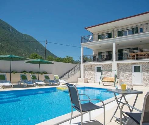 Spaziosa casa con piscina in vendita a Zagvozd in Croazia