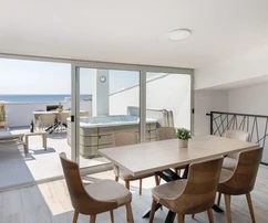 Pag, Povljana, primera línea de mar, apartamento amueblado de tres plantas, 95 m²