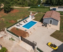 Poreč: Bájjos, egyszintes ház medencével és bevált bérleti sikerrel