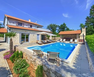 MAISON INDIVIDUELLE AVEC PISCINE ET JARDIN AMÉNAGÉ, DANS UN ENDROIT CALME !
