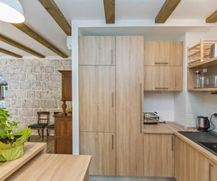 Kamenný dům se zahradou na prodej přímo u moře v Chorvatsku