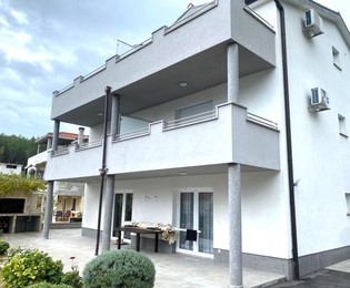 Mirna apartmanska kuća s pet jedinica na Čiovu s pogledom na more