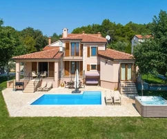 Pleasant villa with a pool and nice garden, Istria, Poreč