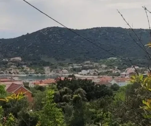 Vinišće, terreno edificabile di 1045 m2, a 600 m dal mare e dalla spiaggia