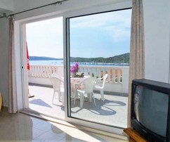 Palazzina a Rogoznica con vista sul mare e servizi