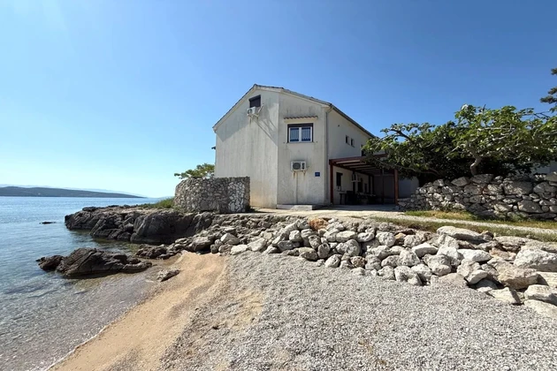 DOPPELHAUSHÄLFTE IN EXKLUSIVER LAGE, DIREKT AM MEER!