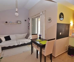 MÖBLIERTE WOHNUNG MIT GARTEN IN RUHIGER LAGE!