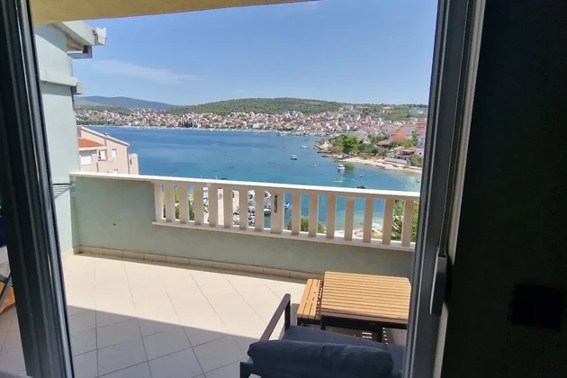 Čiovo, Okrug G., apartamento de 2 dormitorios, 68 m2, segunda línea del mar, vistas al mar,