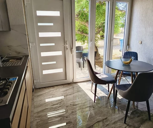 2 Apartments, 58,90 m², Vir, 150 m vom Strand entfernt