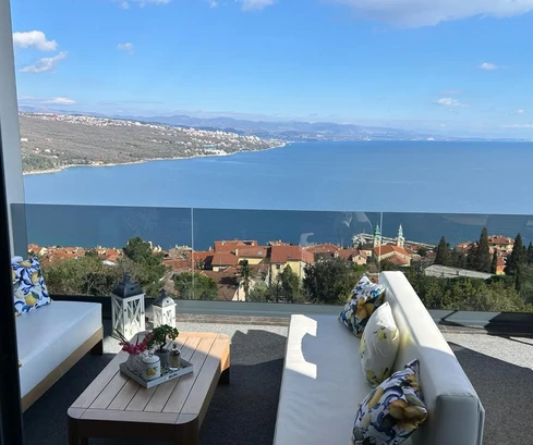 Penthouse à vendre avec vue panoramique sur Opatija en Croatie