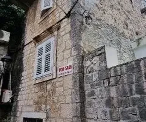 Trogir, Központ, régi kőház 4 szinten, 147 m2, ideális turizmusra