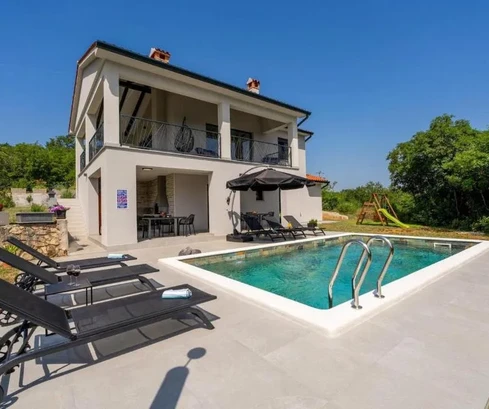 Istrien, Labin: Villa mit pool am dorfrand