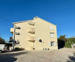 BÚTOROZOTT LAKÁS KERTTEL, 800 M-RE A TENGERPARTTÓL!