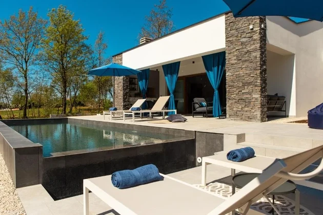 Schönes Erdgeschosshaus mit Pool, Istrien, Žmin