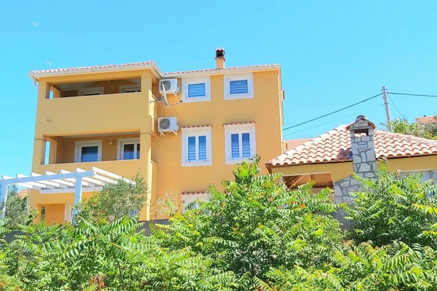 Insel Losinj - Haus mit vier Wohnungen, 220 m², in ruhiger Lage in Meeresnähe