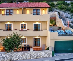 Senj, casa con cuatro apartamentos y piscina, 346 m²
