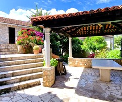 Šarmantná rodinná nehnuteľnosť na Brači obklopená rozľahlými záhradami