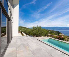 EXKLUZIVNÍ VILA S VÝHLEDEM NA MOŘE A BAZÉNEM, 300 M OD PLÁŽE!