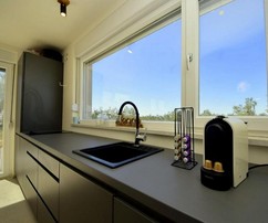 Nowoczesna willa na wyspie Brač z widokiem na morze, urządzona w stylu modernistycznym i energooszczędna