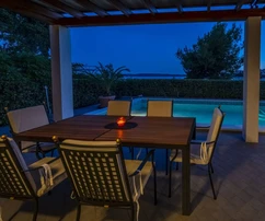 Moderná vila na predaj priamo pri mori v Okrugu v Chorvátsku