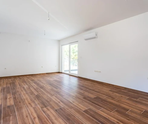 Apartamento de tres dormitorios en venta justo en la costa en Okrug, Croacia