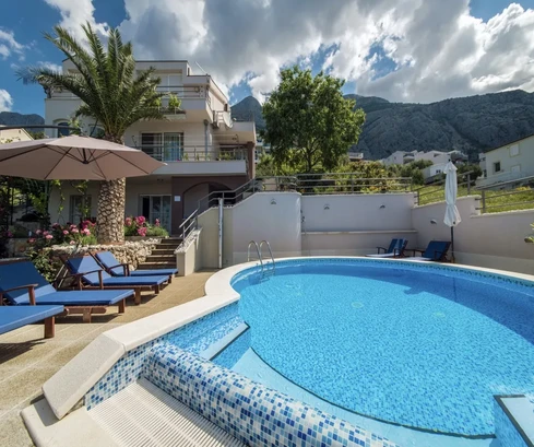 Casa con vista mare e giardino a Makarska