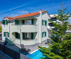 Vodice - Casa indipendente con 2 unità residenziali, piscina riscaldata, ottima posizione
