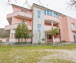 Labin, Kapelica, elegantní rodinná vila s prostornou zahradou v Labinu