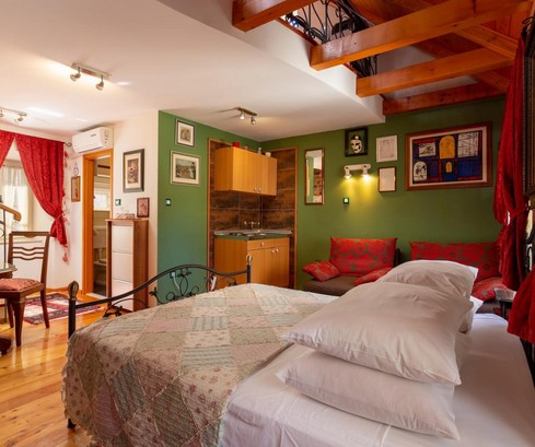 Urokliwy kamienny dom z mieszkaniami położony w zabytkowym centrum Splitu