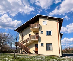 Rijeka, Marinići, maison avec espace commercial, appartement, grenier, cour et garage