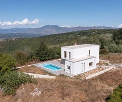 Istria, modern villa with swimming pool and views of Učka mountain and nature