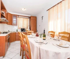 Casa independiente en venta en Viškovo con tres apartamentos en Croacia