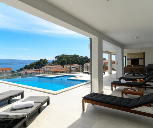 Omišban tengerre néző panorámás villa eladó Horvátországban