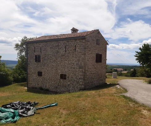 Istra, Buje: Odnowiony kamienny dom z widokiem na morze