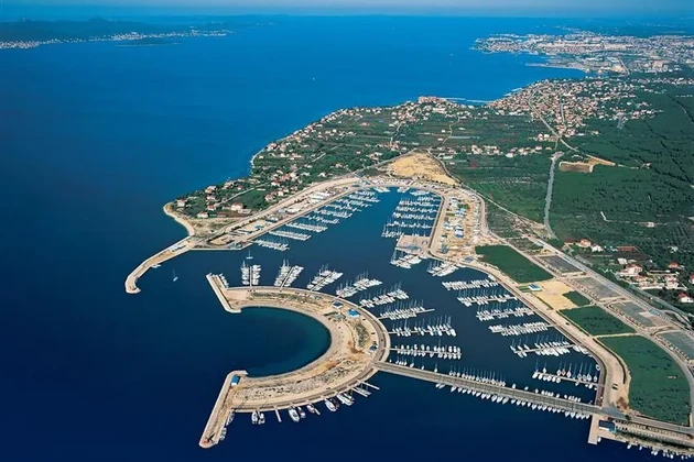 Terrain constructible à Bibinje, à 50 m de la mer