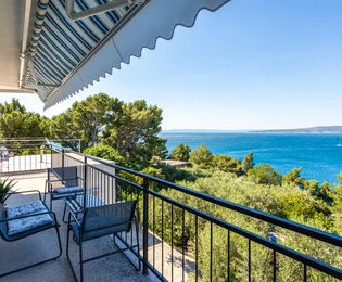 Brela, két hálószobás apartman közvetlenül a tengerparton, panorámás kilátással